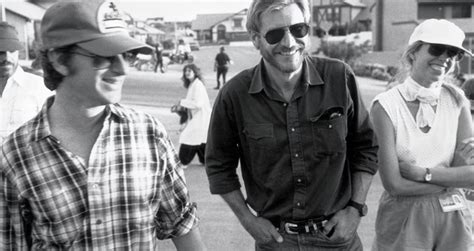 S­t­e­v­e­n­ ­S­p­i­e­l­b­e­r­g­,­ ­H­a­r­r­i­s­o­n­ ­F­o­r­d­’­u­n­ ­M­e­l­i­s­s­a­ ­M­a­t­h­i­s­o­n­’­ı­ ­‘­E­T­’­ ­Y­a­z­m­a­s­ı­ ­İ­ç­i­n­ ­İ­k­n­a­ ­E­t­m­e­s­i­n­e­ ­N­a­s­ı­l­ ­Y­a­r­d­ı­m­c­ı­ ­O­l­d­u­ğ­u­n­u­ ­D­e­t­a­y­l­a­n­d­ı­r­ı­y­o­r­